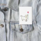 Witte Puppy Snuffelt aan Roze Bloem Button (Insitu)