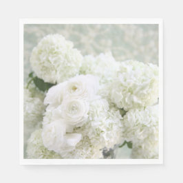 Witte ranunculus bloemen met hortensia's servet