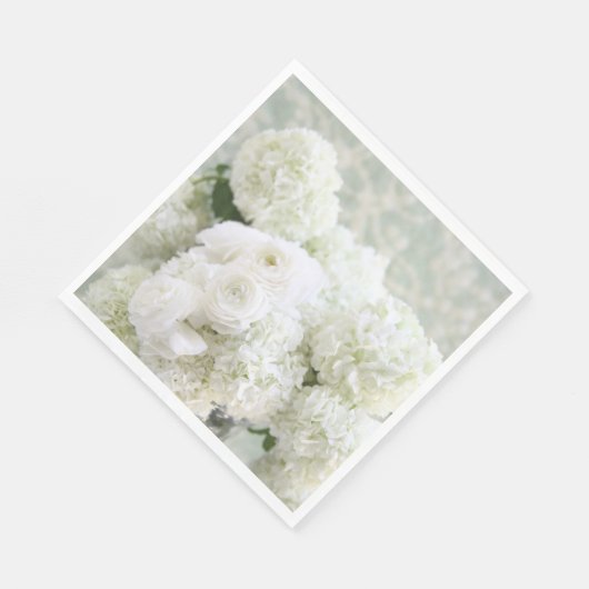 Witte ranunculus bloemen met hortensia's servet (Hoek)