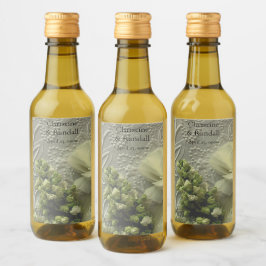Witte ranunculus en linzen op getextureerd papier wijn etiket