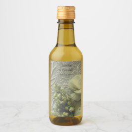 Witte ranunculus en linzen op getextureerd papier wijn etiket