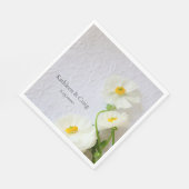 Witte ranunculus op gestructureerd papier servet (Hoek)
