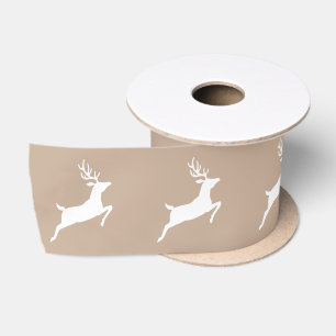 Witte rennende rendier silhouet op beige satijnen lint