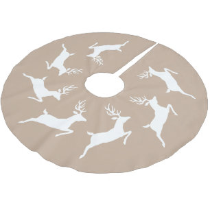Witte rennende rendier silhouetten op beige kerstboom rok