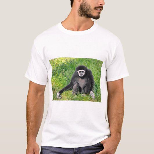 Witte reukgibbon op gras t-shirt (Voorkant)