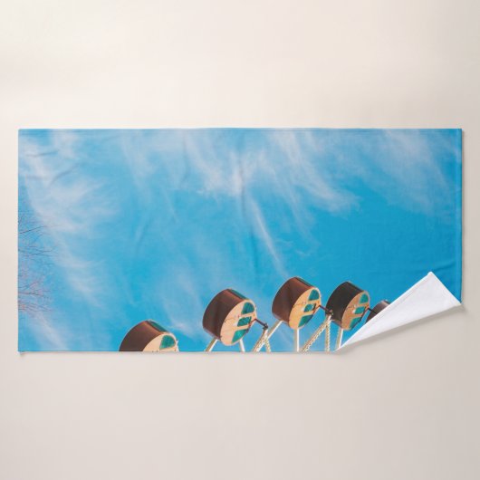 Witte reuzenrad onder duidelijke hemel in de ochte badhanddoek (Badhanddoek)