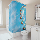 Witte reuzenrad onder duidelijke hemel in de ochte douchegordijn (In situ)