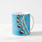 Witte reuzenrad onder duidelijke hemel in de ochte koffiemok (Voorkant rechts)