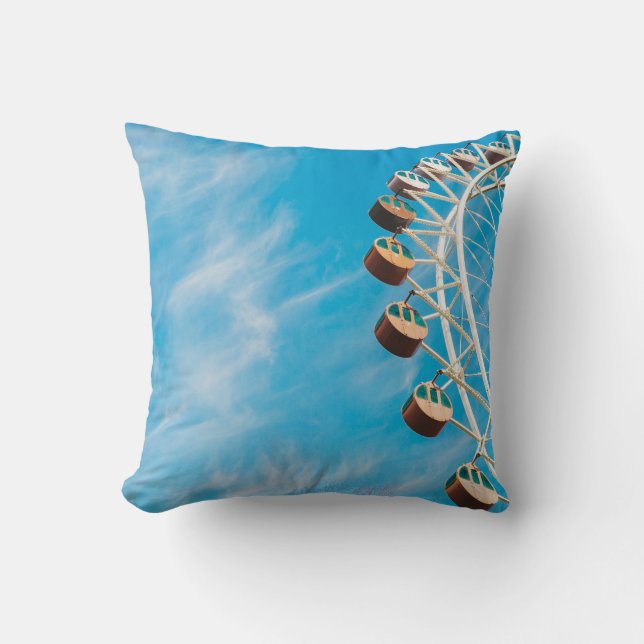 Witte reuzenrad onder duidelijke hemel in de ochte kussen (Voorkant)