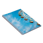 Witte reuzenrad onder duidelijke hemel in de ochte notitieboek (Rechterzijde)