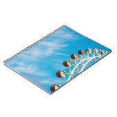 Witte reuzenrad onder duidelijke hemel in de ochte notitieboek (Linkerzijde)