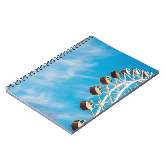 Witte reuzenrad onder duidelijke hemel in de ochte notitieboek (Linkerzijde)