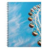 Witte reuzenrad onder duidelijke hemel in de ochte notitieboek (Voorkant)