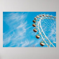 Witte reuzenrad onder duidelijke hemel in de ochte