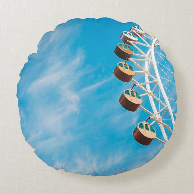 Witte reuzenrad onder duidelijke hemel in de ochte rond kussen (Voorkant)