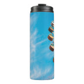 Witte reuzenrad onder duidelijke hemel in de ochte thermosbeker (Voorkant)