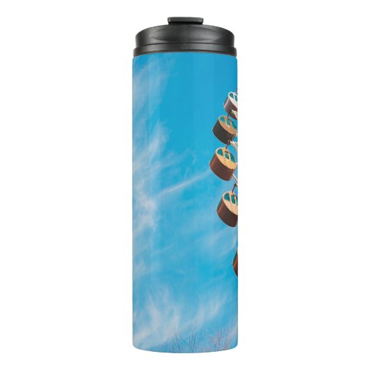 Witte reuzenrad onder duidelijke hemel in de ochte thermosbeker (Voorkant)