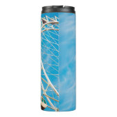 Witte reuzenrad onder duidelijke hemel in de ochte thermosbeker (Achterkant)