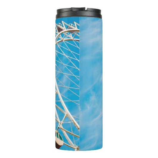 Witte reuzenrad onder duidelijke hemel in de ochte thermosbeker (Achterkant)