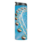 Witte reuzenrad onder duidelijke hemel in de ochte thermosbeker (Geroteerd rechts)