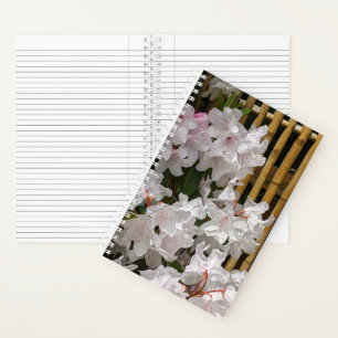 Witte Rhododendron Bloesems en Bamboe Schutting Bl Notitieboek