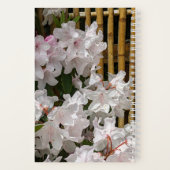 Witte Rhododendron Blooms en Bamboo Fence Floral Notitieboek (Achterkant)