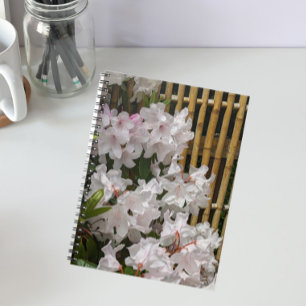 Witte Rhododendron Blooms en Bamboo Fence Floral Notitieboek