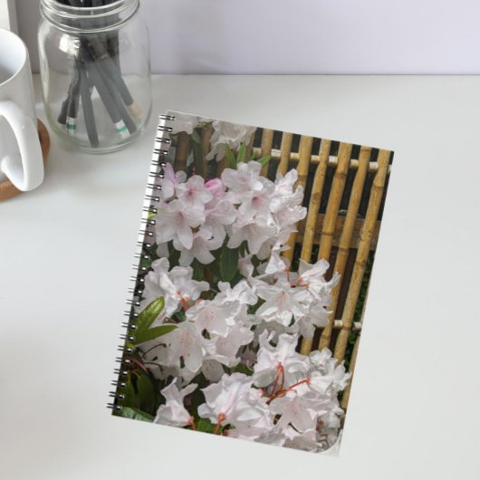Witte Rhododendron Blooms en Bamboo Fence Floral Notitieboek