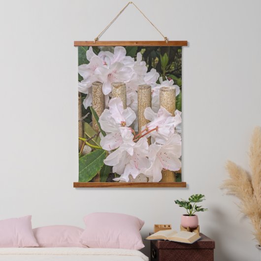 Witte Rhododendron en Bamboo Fence Floral Hangend Wandkleed (Slaapkamer)