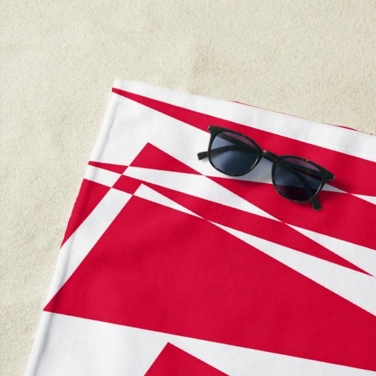 Witte rode abstracte illusie strandlaken (In situ)