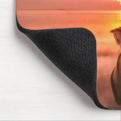 Witte roeiboot op waterlichaam muismat (Hoek)