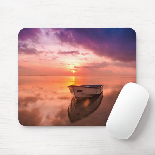 Witte roeiboot op waterlichaam muismat (Met muis)