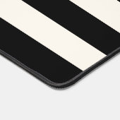 Witte rog van zwarte en eierige rugbystrepen met n bureaumat (Hoek)