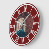 Witte Romeinse Numerieke Rand Donkerrode Foto Rond Grote Klok (Hoek)