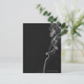 Witte rook tegen een zwarte achtergrond briefkaart (Staand voorkant)
