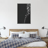 Witte rook tegen een zwarte achtergrond canvas afdruk (Insitu (Slaapkamer))