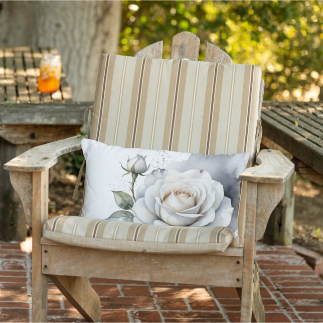 Witte roos en rozenknop, zilveren bladeren buitenkussen (Stoel)