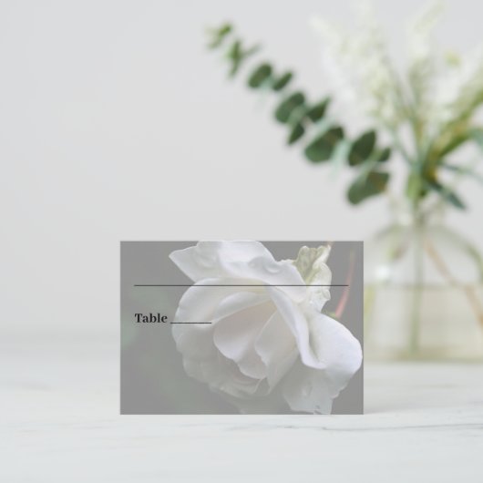 Witte Roos Gepersonaliseerde Bloemen Huwelijk Plaatskaartje (Staand voorkant)