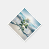 Witte roos in strandzand servet (Hoek)