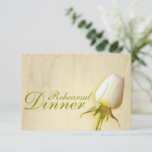 Witte roos knop bruiloft repetitie diner uitnodigi kaart (Staand voorkant)