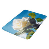 Witte roos onder blauwe hemel badmat (Gekanteld)