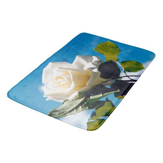 Witte roos onder blauwe hemel badmat (Gekanteld)