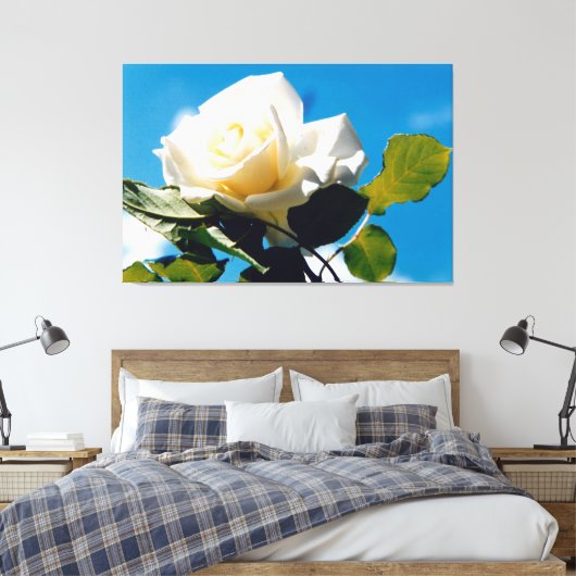 Witte roos onder blauwe hemel canvas afdruk (Insitu (Slaapkamer))