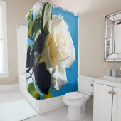 Witte roos onder blauwe hemel douchegordijn (In situ)