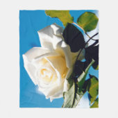Witte roos onder blauwe hemel fleece deken (Voorkant)