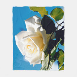 Witte roos onder blauwe hemel fleece deken
