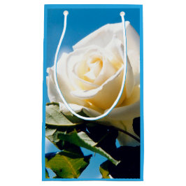 Witte roos onder blauwe hemel klein cadeauzakje
