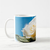 Witte roos onder blauwe hemel koffiemok (Links)