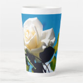Witte roos onder blauwe hemel latte mok (Voorkant)