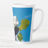 Witte roos onder blauwe hemel latte mok (Rechts)
